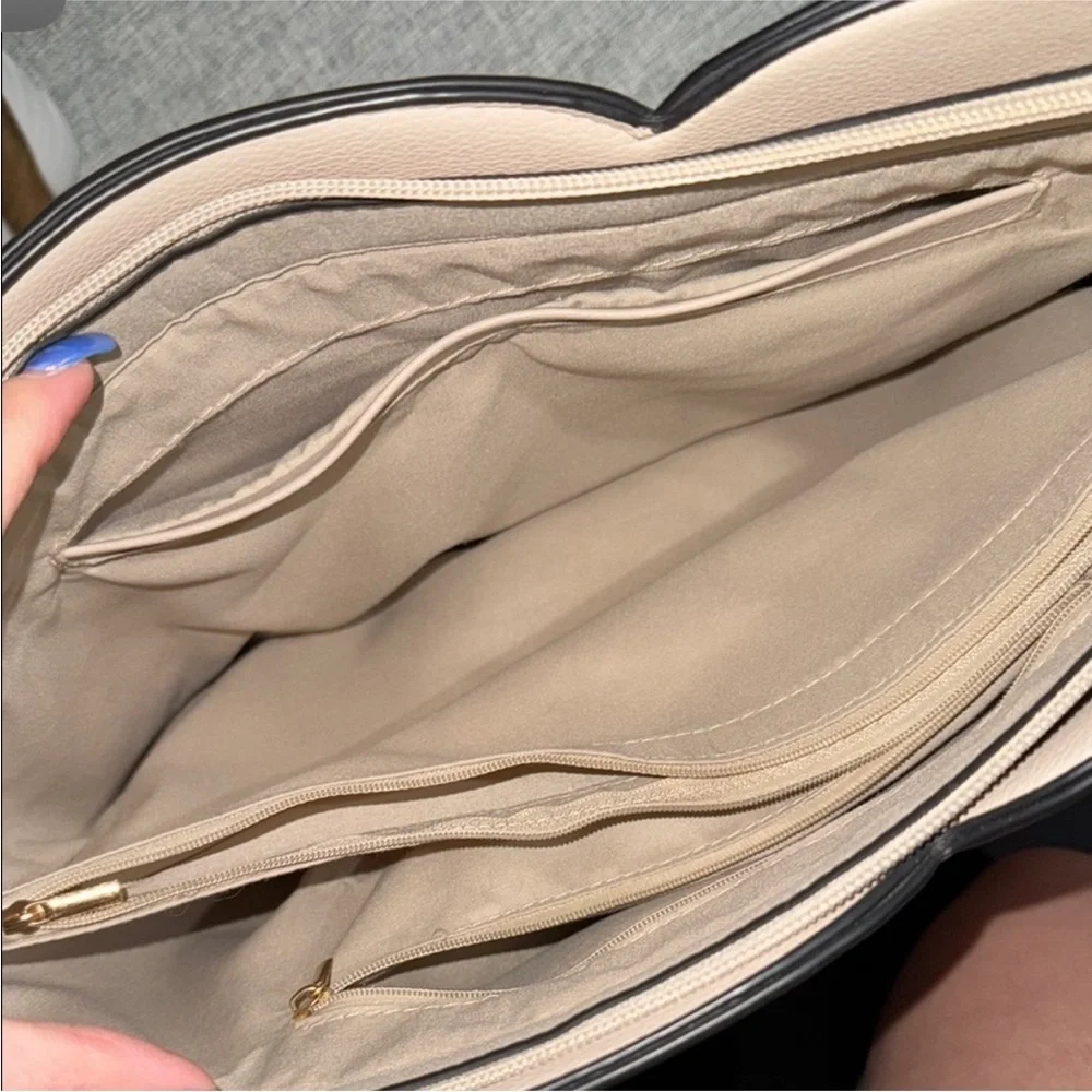 Badgley Mischka Beige and White Shoulder Bag - Picture 3 of 3